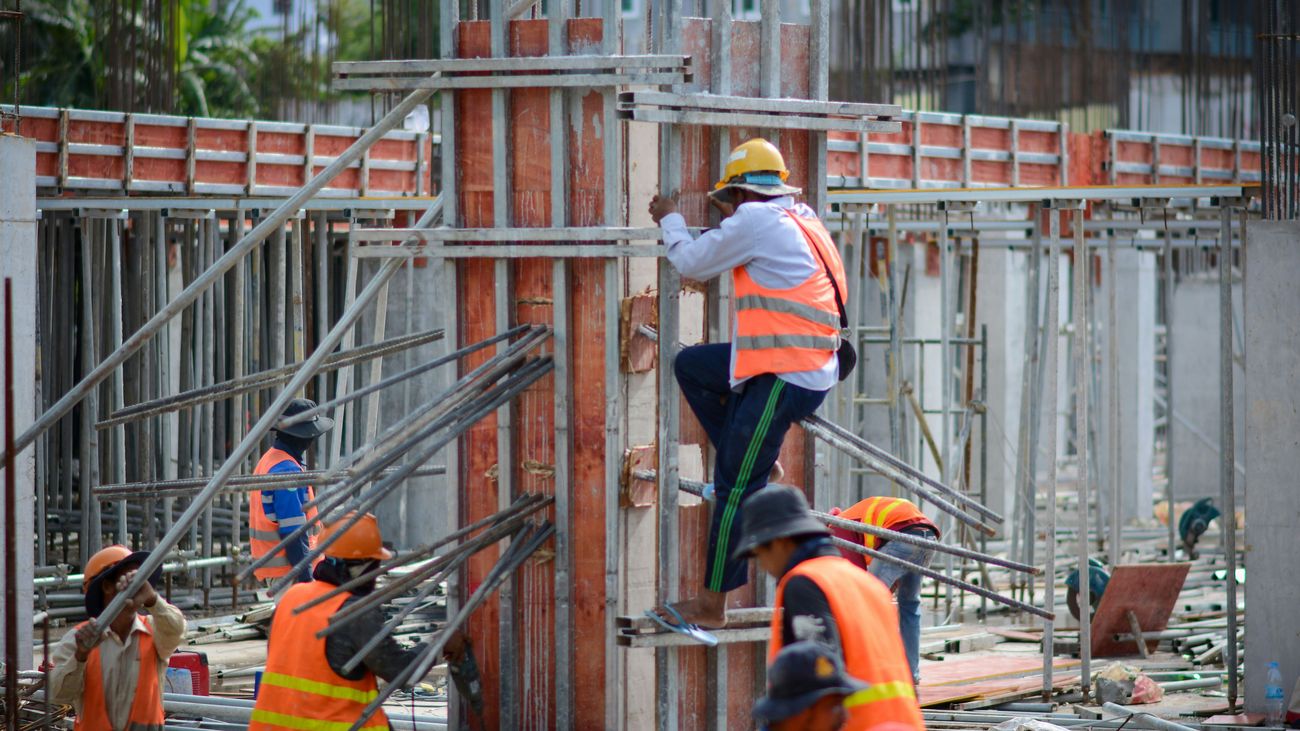 Construction crew on a small commercial site in Florida